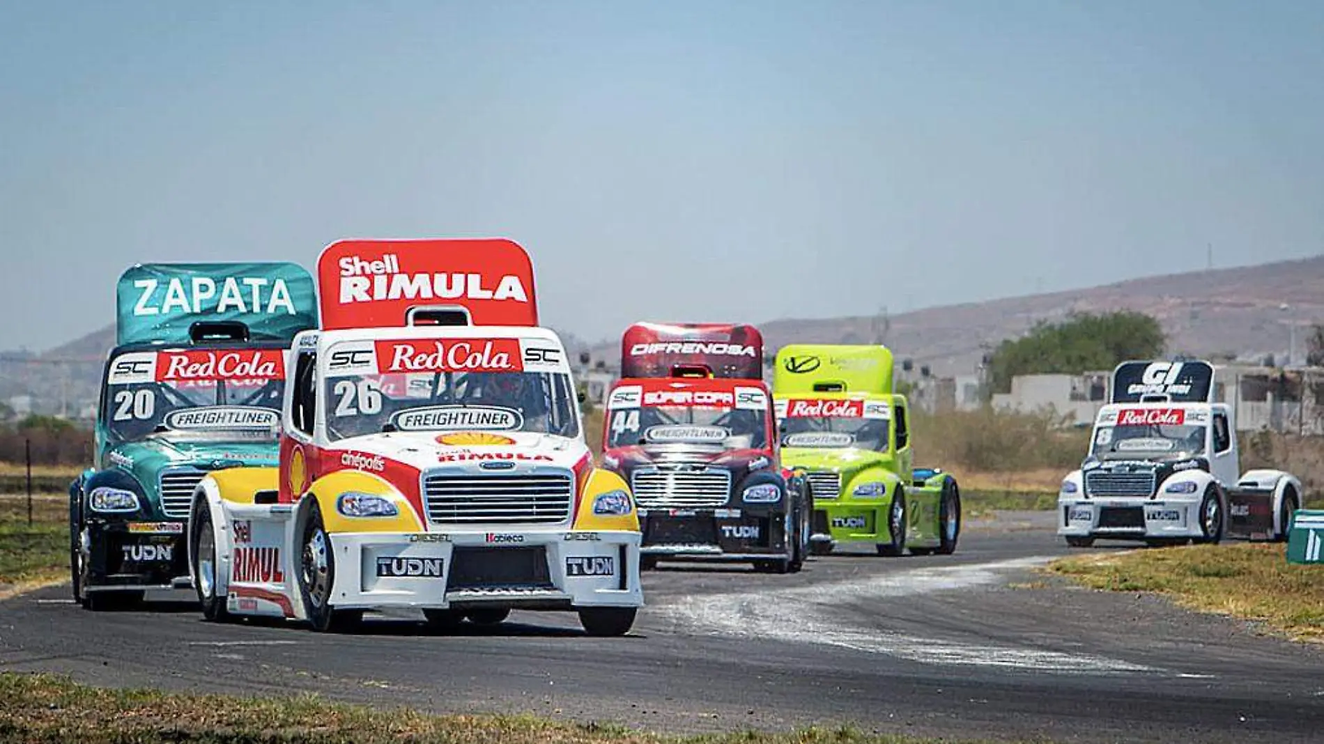 Tractocamiones en pista de carreras